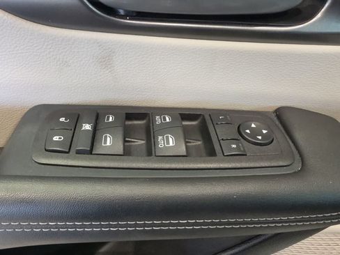 Used 2024 Chrysler Pacifica Touring-L FWD image 17