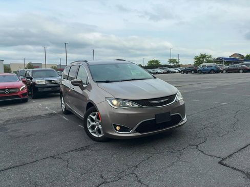 Used 2017 Chrysler Pacifica Touring-L w/ Tire & Wheel Group FWD image 3