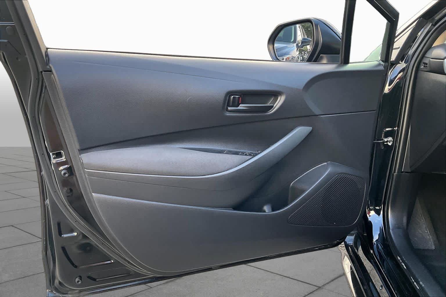 Used 2025 Toyota Corolla LE FWD image 21