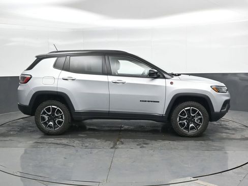 Used 2025 Jeep Compass Trailhawk w/ Trailer Tow Group AWD/4WD image 5