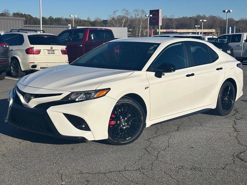 Used 2020 Toyota Camry SE image 2