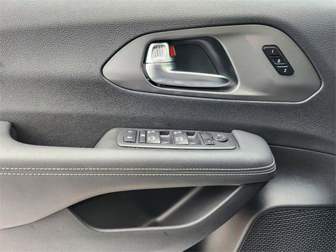 New 2025 Chrysler Pacifica Select image 16