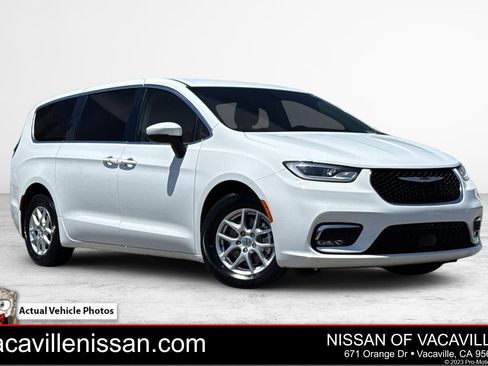 Used 2023 Chrysler Pacifica Touring-L FWD image 1