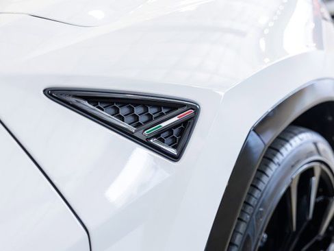 Used 2022 Lamborghini Urus AWD/4WD image 18