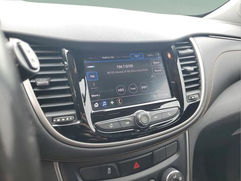 Used 2020 Chevrolet Trax LT w/ Sun & Sound Package FWD image 17