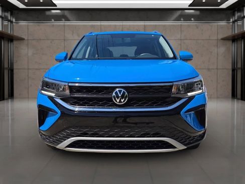 Used 2022 Volkswagen Taos SE w/ Panoramic Sunroof Package FWD image 7