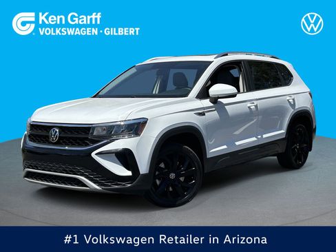 Used 2022 Volkswagen Taos SE FWD image 1