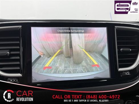 Used 2024 Chrysler Pacifica Touring-L FWD image 21