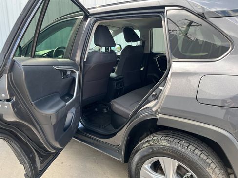 Used 2022 Toyota RAV4 LE AWD/4WD image 12