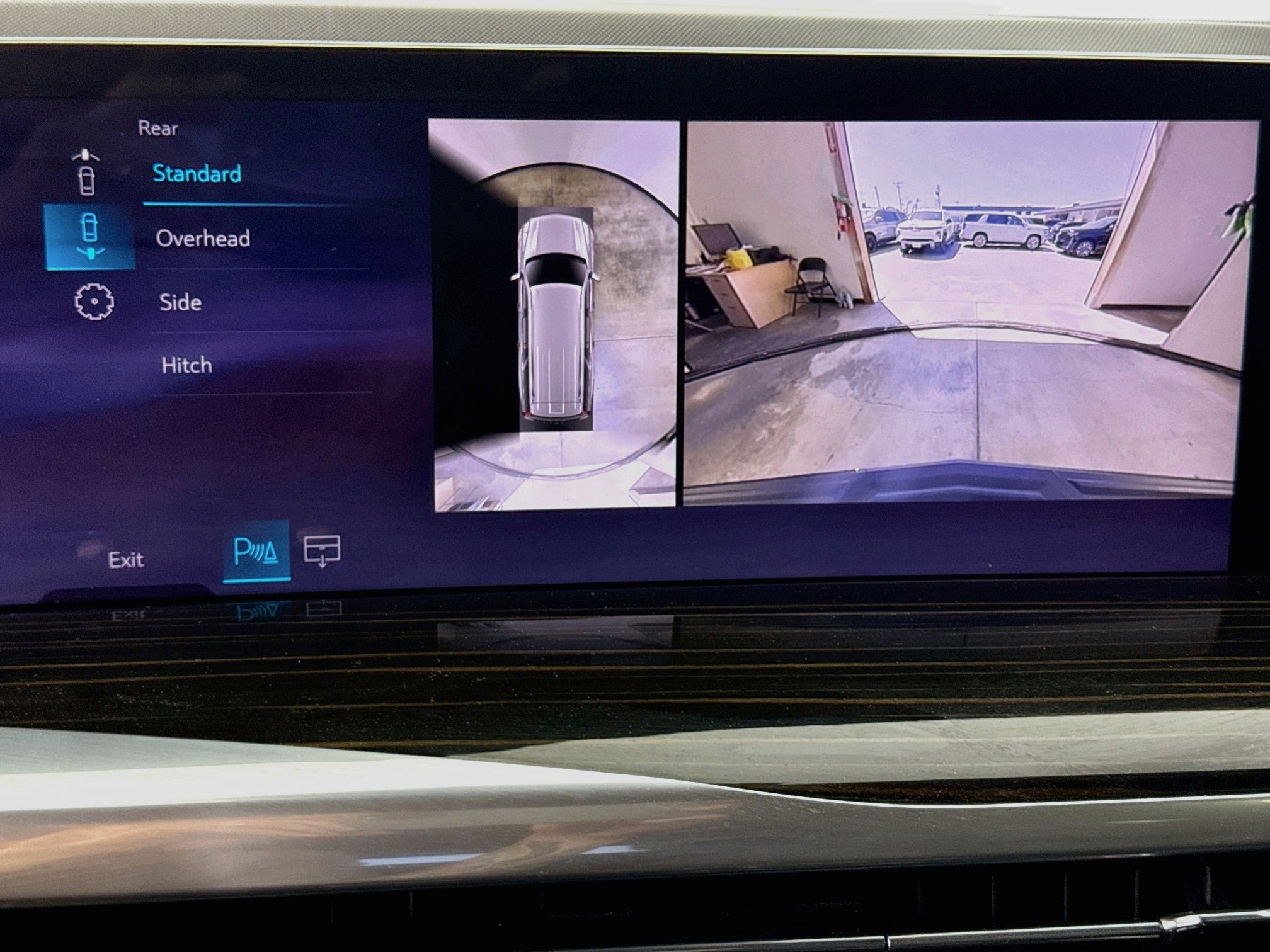 Used 2025 Cadillac Escalade ESV Luxury RWD image 16