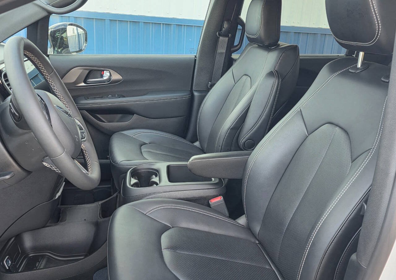 Used 2025 Chrysler Pacifica Select FWD image 9