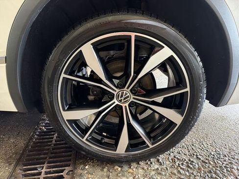 Used 2022 Volkswagen Tiguan SEL R-Line image 10