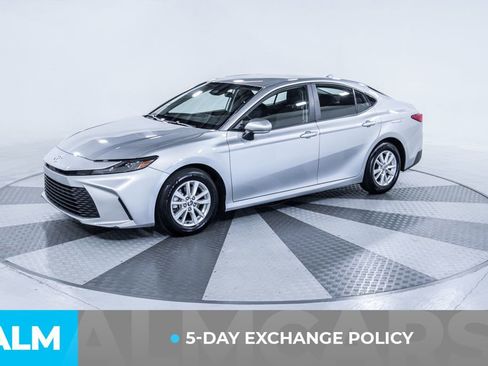 Used 2025 Toyota Camry LE image 3