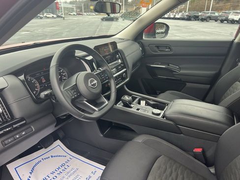 Used 2025 Nissan Pathfinder SV image 15