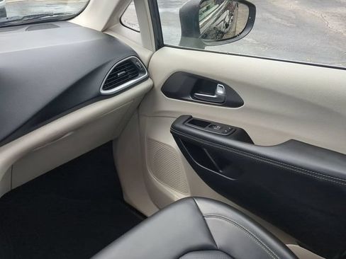 Used 2023 Chrysler Pacifica Touring-L FWD image 21
