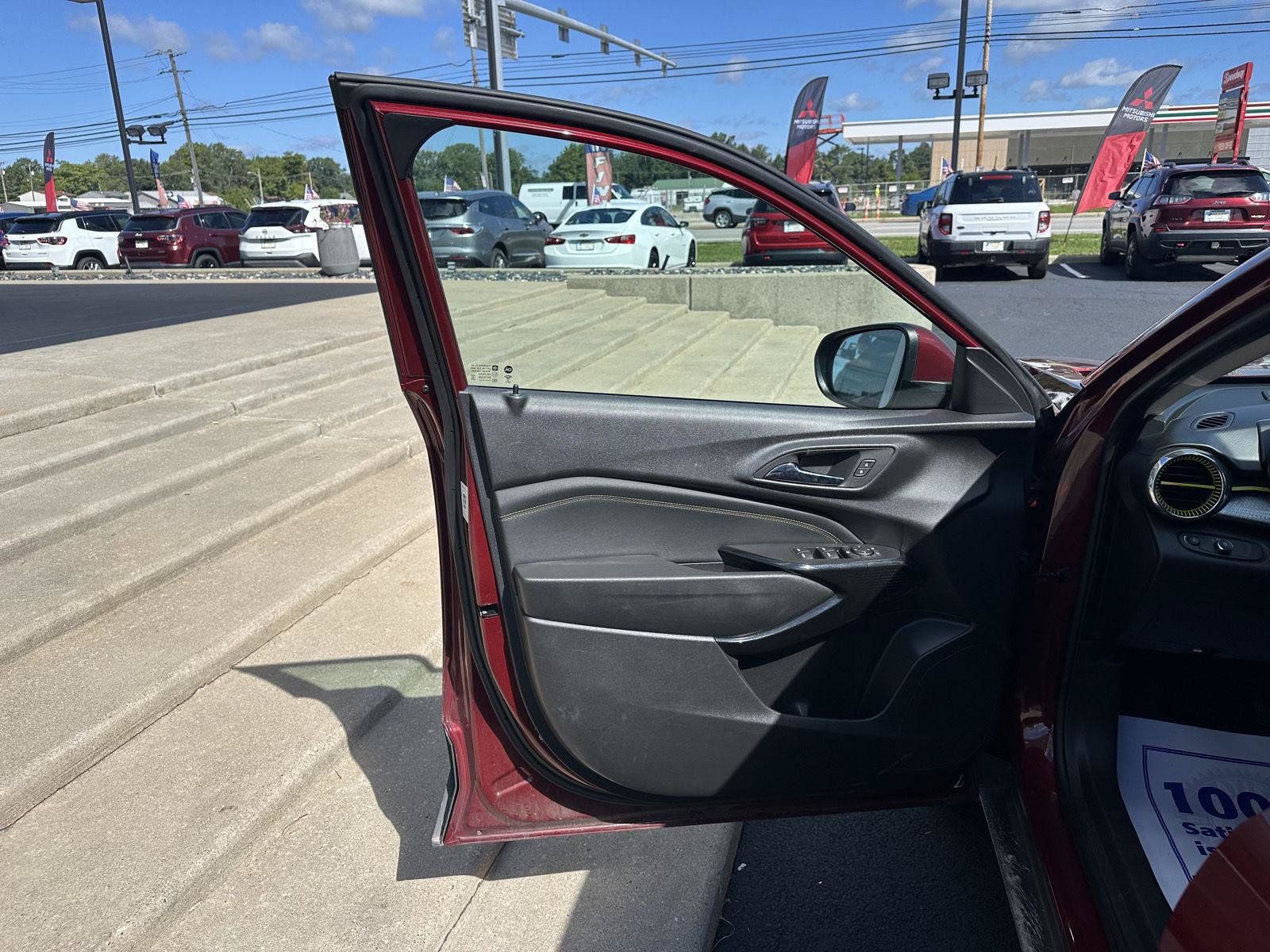 Used 2025 Chevrolet Trax LT FWD image 4