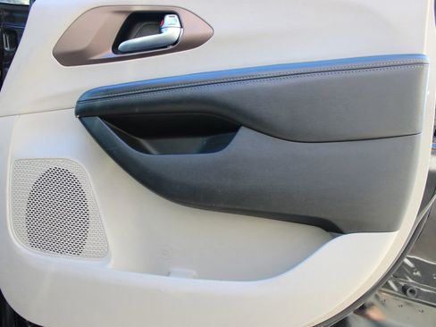 Used 2020 Chrysler Voyager Lxi image 4