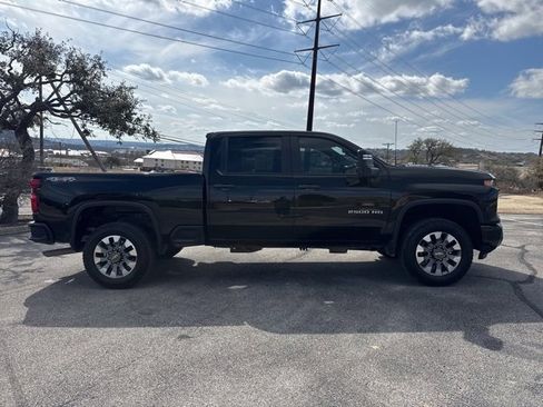 Used 2024 Chevrolet Silverado 2500 Custom w/ Custom Value Package image 4