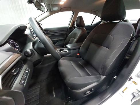 Used 2025 Nissan Altima 2.5 SV FWD image 14