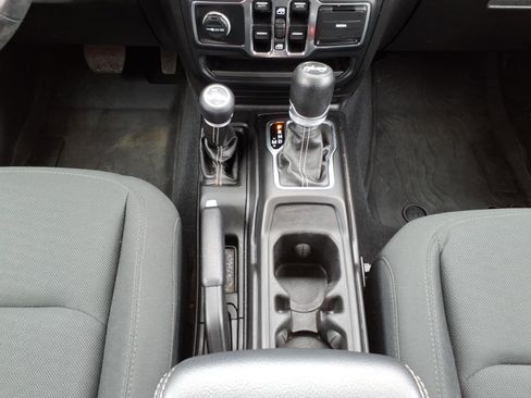 Used 2018 Jeep Wrangler Unlimited Sahara w/ Cold Weather Group AWD/4WD image 17