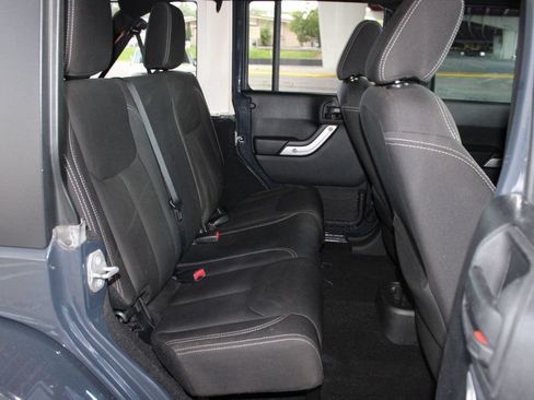 Used 2016 Jeep Wrangler Unlimited Sahara w/ Connectivity Group AWD/4WD image 18