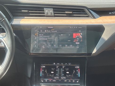 Used 2024 Audi Q8 e-tron Premium Plus w/ Premium Plus Package image 16