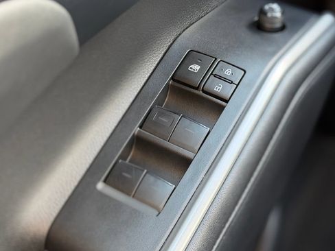 Used 2024 Toyota Highlander XLE AWD/4WD image 19