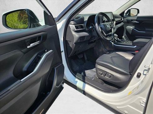 Used 2022 Toyota Highlander XLE AWD/4WD image 21