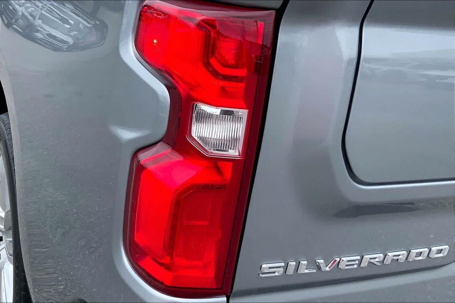 Used 2023 Chevrolet Silverado 1500 High Country w/ High Country Premium Package AWD/4WD image 48