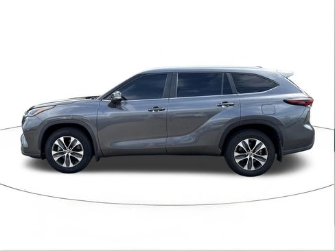 Used 2024 Toyota Highlander XLE AWD/4WD image 6