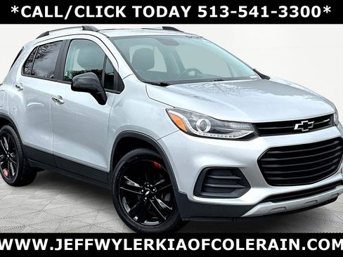 Used 2019 Chevrolet Trax LT w/ Sun & Sound Package FWD image 3