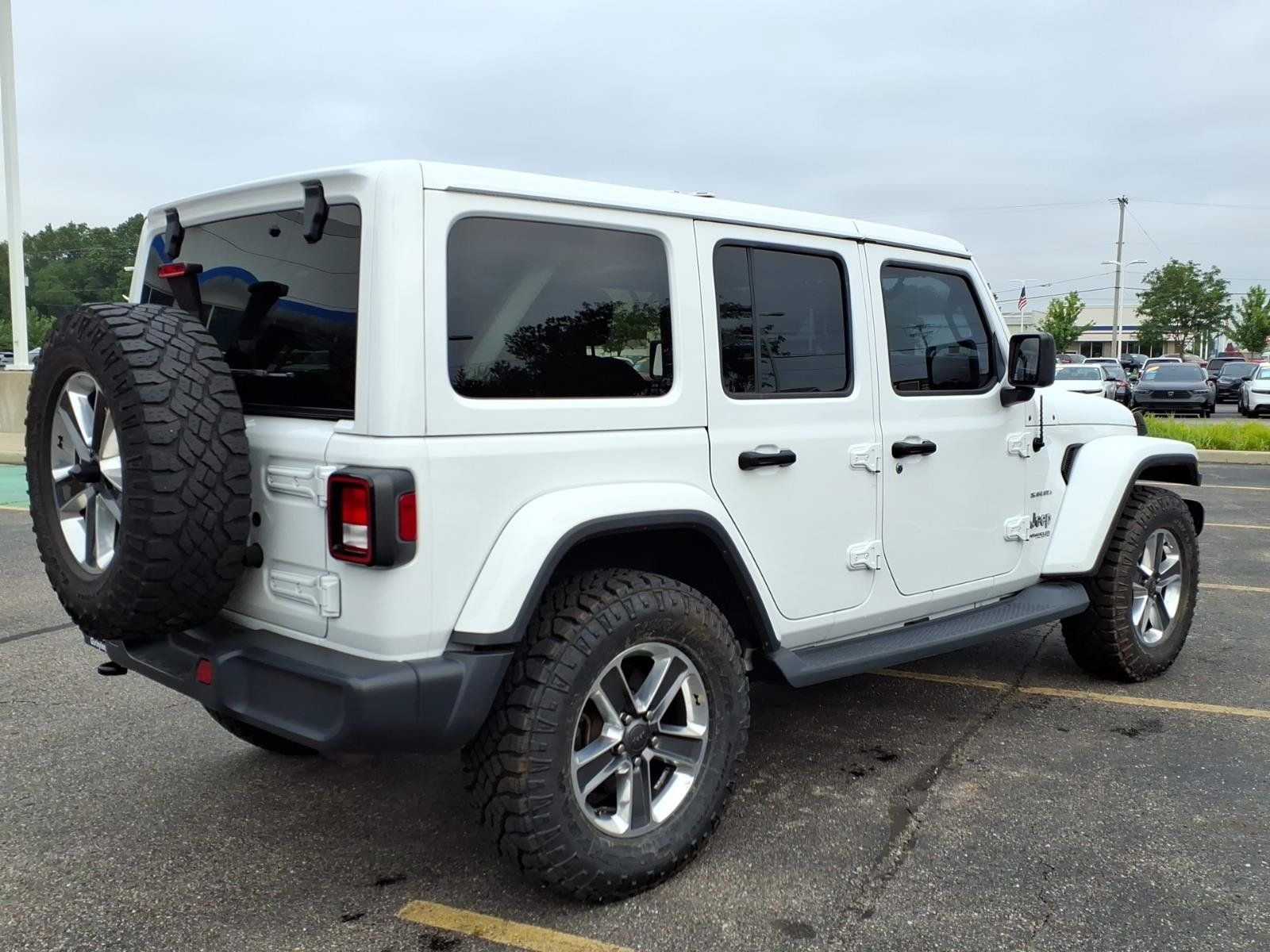 Used 2019 Jeep Wrangler Unlimited Sahara w/ Uconnect 4C Nav & Sound Group AWD/4WD image 10