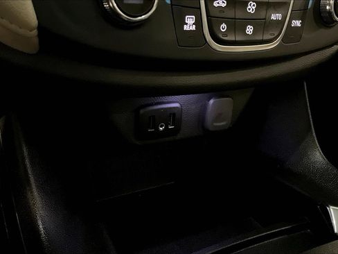 Used 2022 Chevrolet Traverse LS FWD image 16