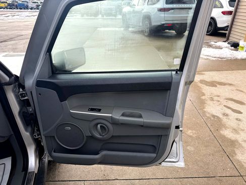 Used 2007 Jeep Commander Sport image 16