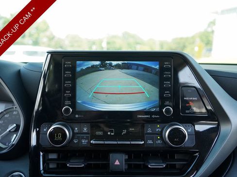 Used 2022 Toyota Highlander XLE FWD image 11