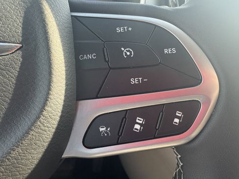 Used 2024 Chrysler Pacifica Touring-L image 10