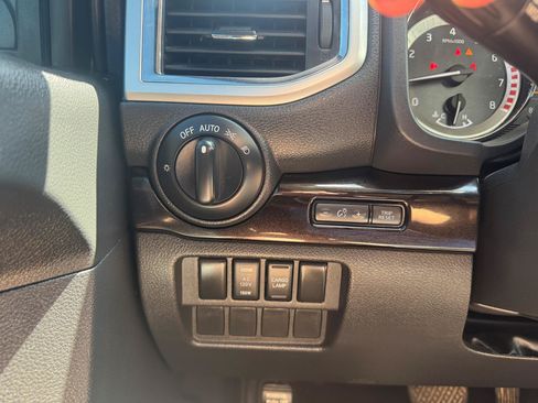 Used 2019 Nissan Titan SV w/ SV Convenience Package AWD/4WD image 18