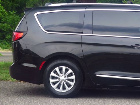 Used 2019 Chrysler Pacifica Touring-L FWD image 25