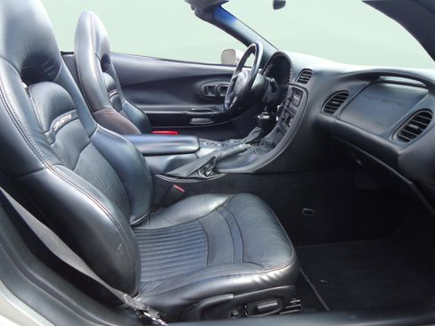 Used 2001 Chevrolet Corvette Convertible w/ Preferred Equipment Group2 RWD image 21
