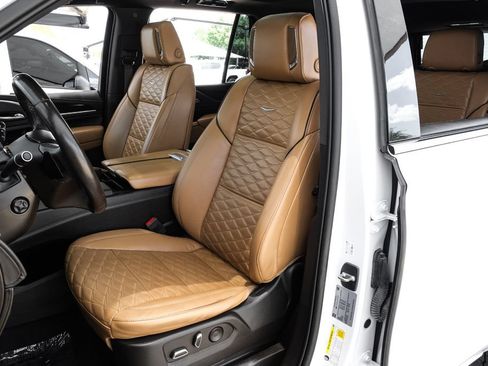 Used 2023 Cadillac Escalade Premium Luxury AWD/4WD image 35