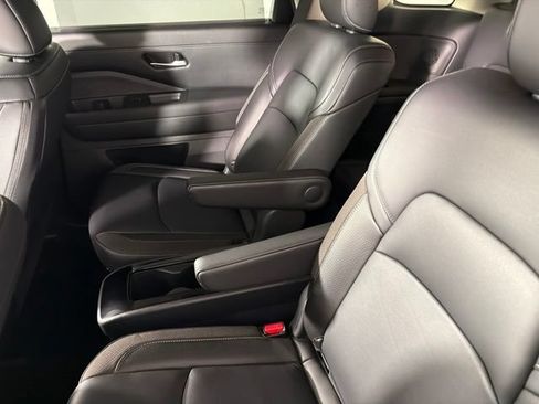 Certified 2025 Nissan Pathfinder SL w/ SL Premium Package FWD image 32