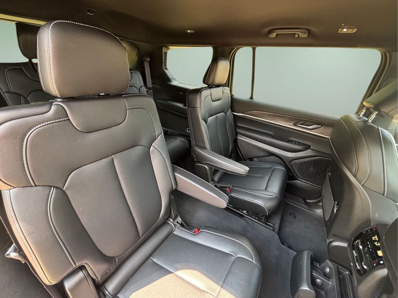 Used 2024 Jeep Grand Cherokee L Limited AWD/4WD image 19