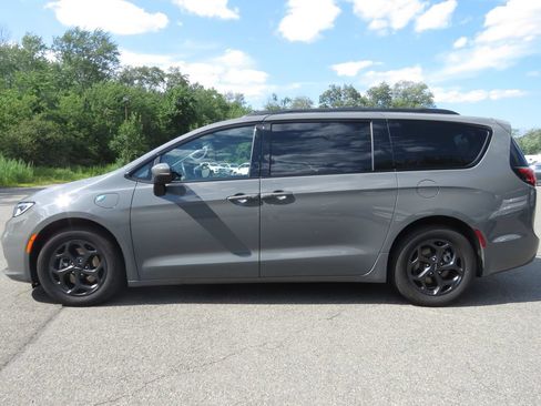 Used 2023 Chrysler Pacifica Touring-L w/ S Appearance Package FWD image 8