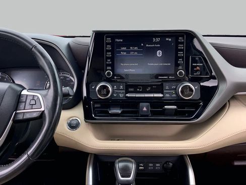 Used 2022 Toyota Highlander XLE FWD image 7