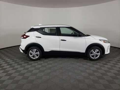 New 2025 Nissan Kicks Play S image 5