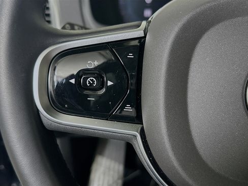 Used 2025 Volvo XC90 B5 Core image 16