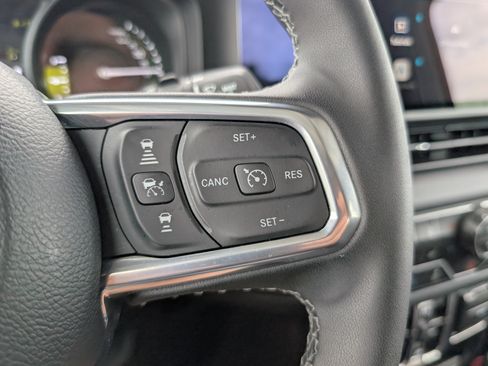 Used 2025 Jeep Wrangler Unlimited Sahara AWD/4WD image 25