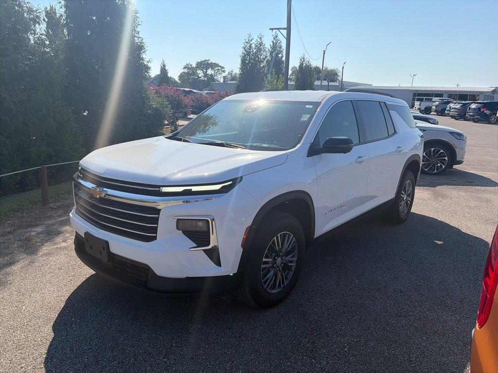 Used 2026 Chevrolet Traverse LT w/ Driver Confidence Package AWD/4WD image 2