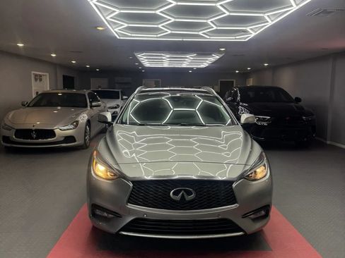 Used 2017 INFINITI QX30 Premium w/ Navigation Package FWD image 2