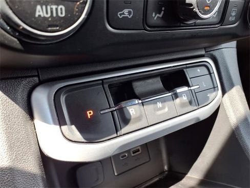 Used 2023 GMC Acadia SLE w/ Driver Convenience Package image 16